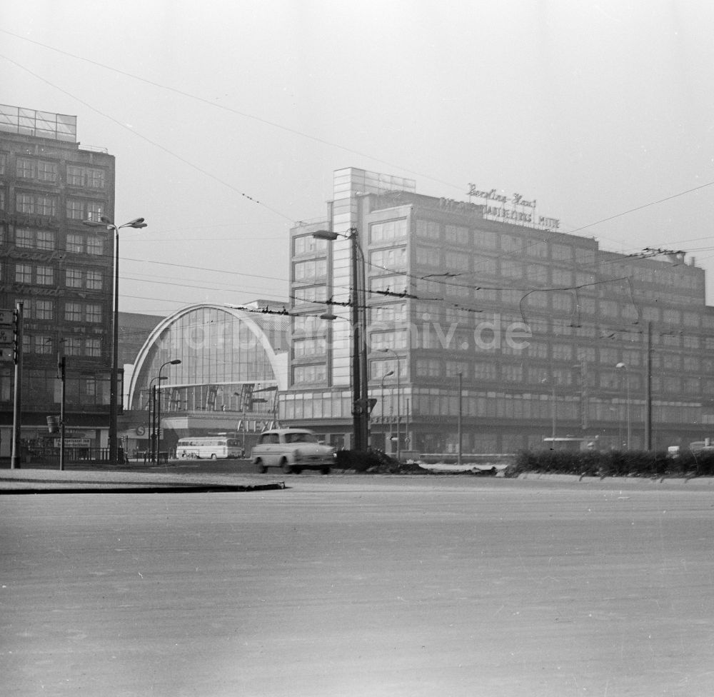 DDR-Bildarchiv: Berlin - Trabant im Kreisverkehr am Alexanderplatz in Berlin, der ehemaligen Hauptstadt der DDR, Deutsche Demokratische Republik