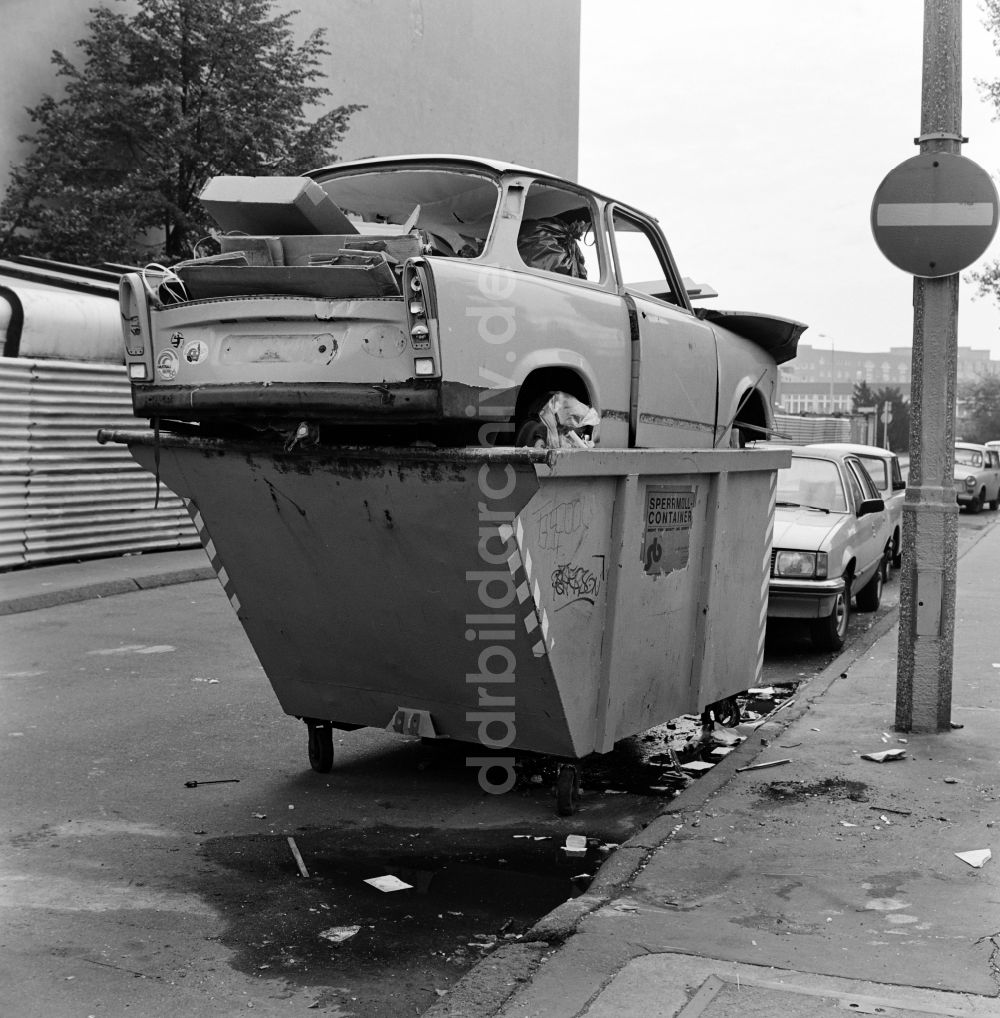 DDR-Fotoarchiv: Berlin - Trabant im Sperrmüllcontainer in Berlin - Mitte