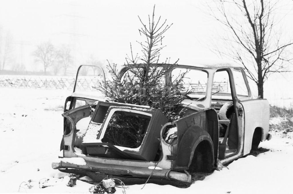 : Trabant mit Weihnachtsbaum und Fernsehgehäuse Umschlagnummer: 7166