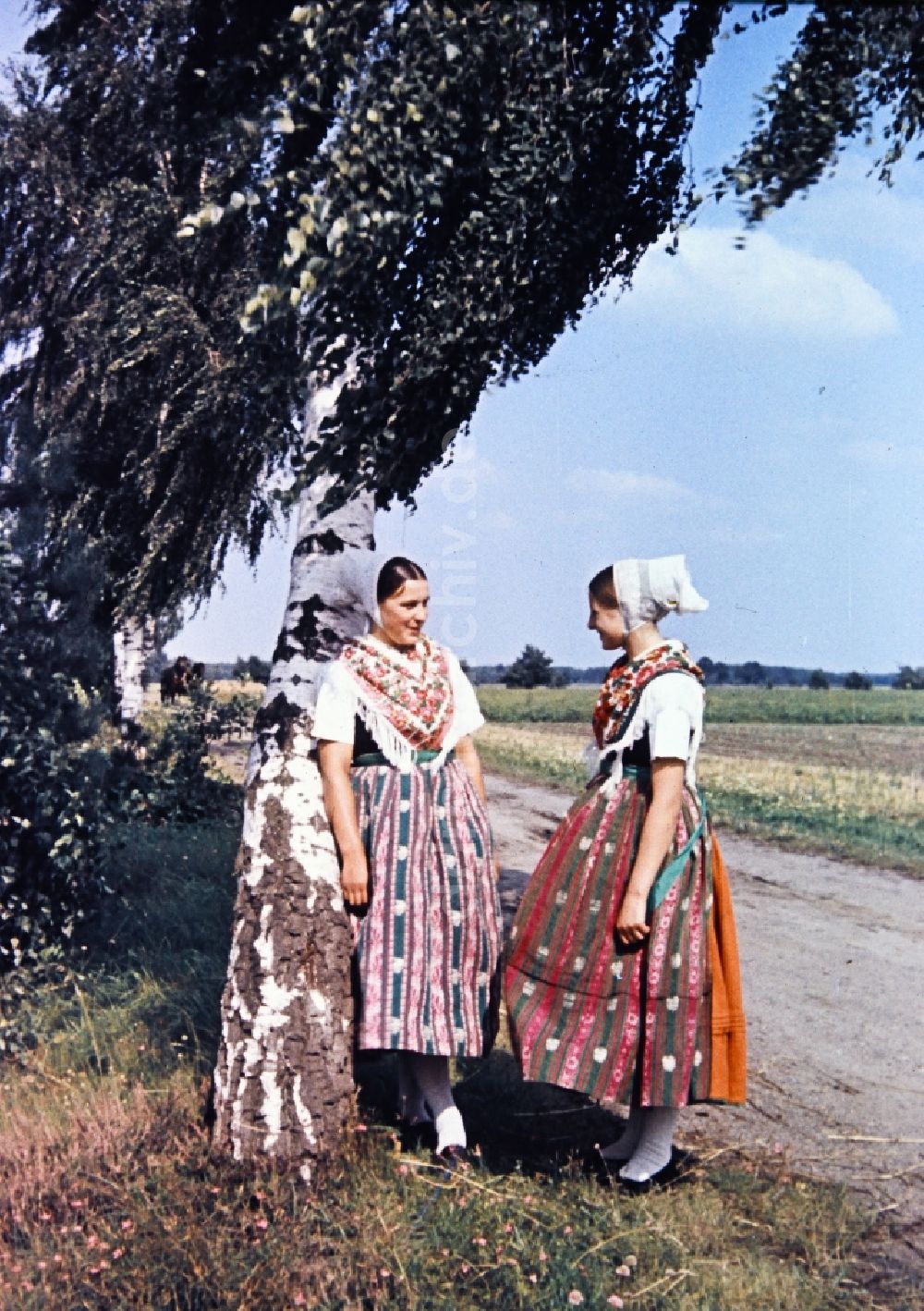 DDR-Bildarchiv: Radibor - Trachten- Kleidung der sorbischen Minderheit in Milkel in Sachsen in der DDR