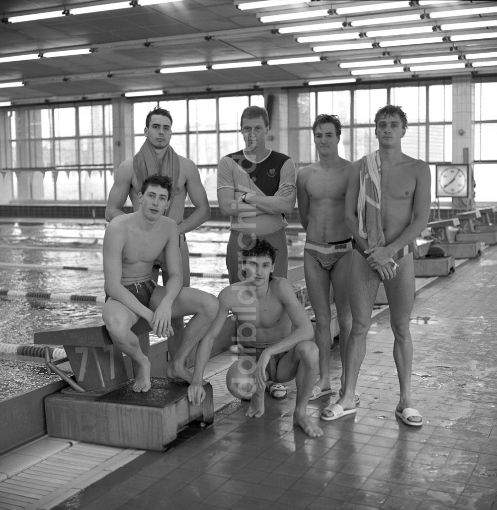 DDR-Fotoarchiv: Potsdam - Trainer, Lutz Wanja, mit den Schwimmern vom ASK Vorwärts Potsdam in Potsdam im heutigen Bundesland Brandenburg