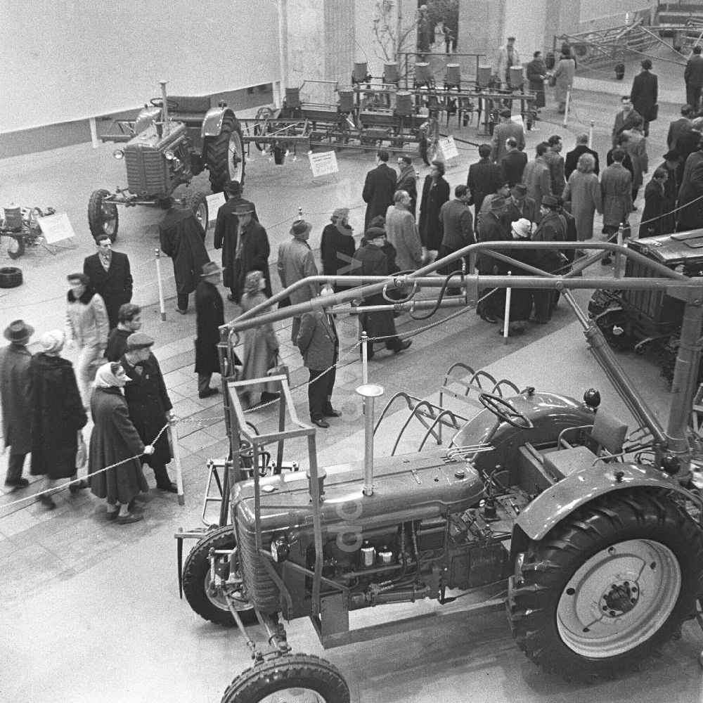 Leipzig: Traktoren auf der Frühjahrsmesse in Leipzig, 1960