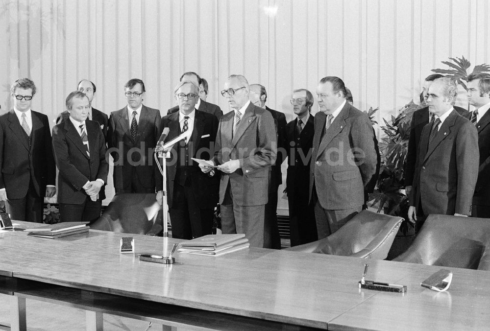 DDR-Fotoarchiv: Berlin - Transitabkommen mit BRD unterzeichnet in Berlin, der ehemaligen Hauptstadt der DDR, Deutsche Demokratische Republik