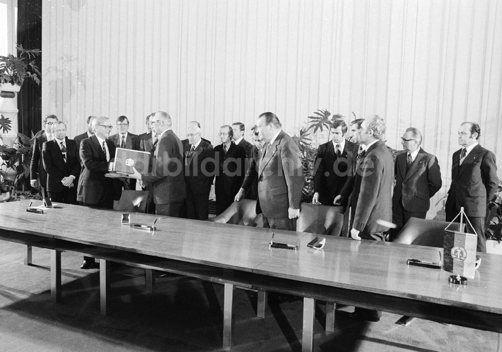 Berlin: Transitabkommen mit BRD unterzeichnet in Berlin, der ehemaligen Hauptstadt der DDR, Deutsche Demokratische Republik