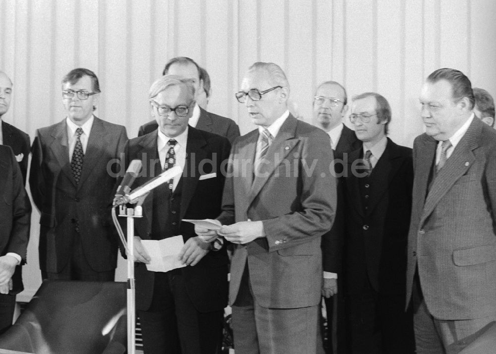 DDR-Bildarchiv: Berlin - Transitabkommen mit BRD unterzeichnet in Berlin, der ehemaligen Hauptstadt der DDR, Deutsche Demokratische Republik