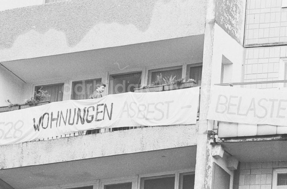 DDR-Bildarchiv: Berlin - Transparent am Balkon einer Plattenbau-Wohnung mit dem Spruch: 628 Wohnungen Asbest belastet