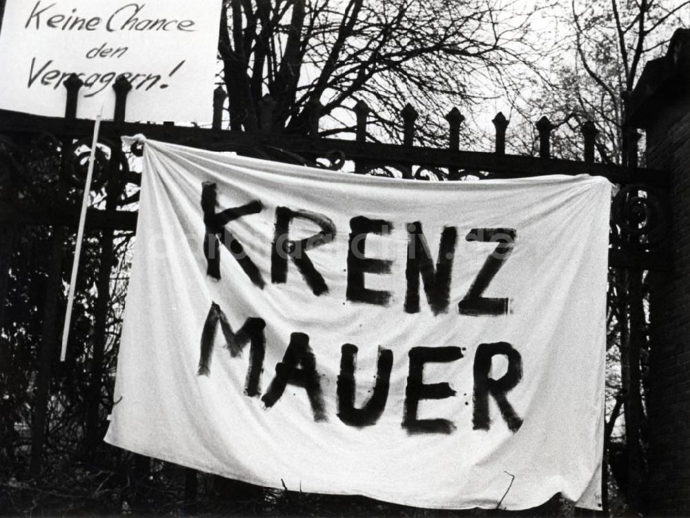 DDR-Fotoarchiv: Berlin - Transparent Krenz Mauer am St. Marien- und St. Nikolai-Friedhof in Berlin
