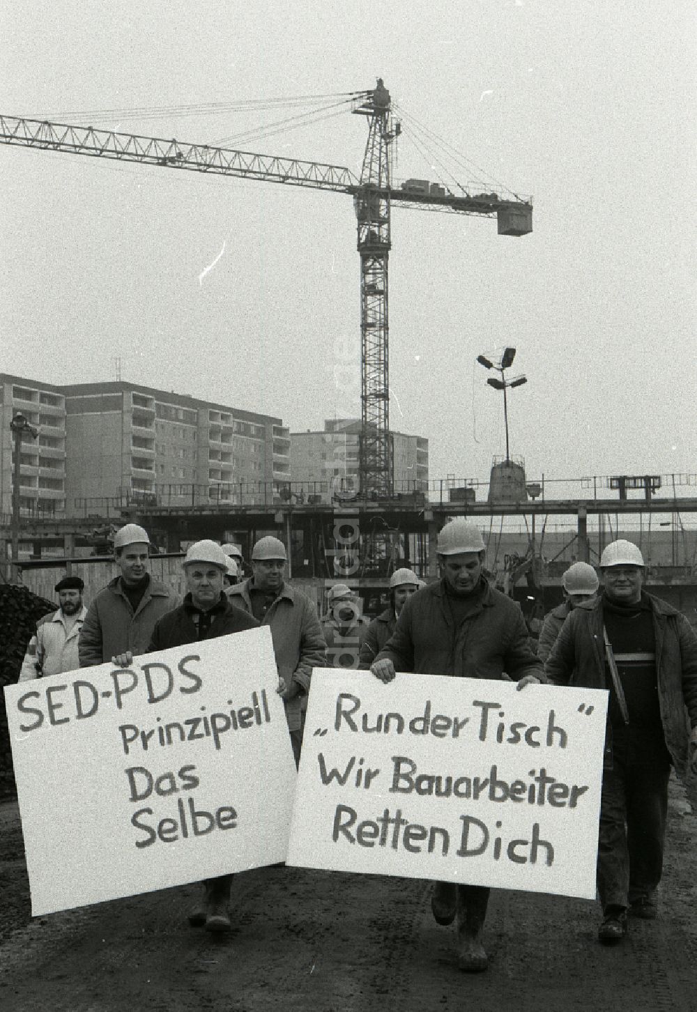 DDR-Fotoarchiv: Berlin - Transparent- Losung von Bauarbeitern im Neubauwohngebiet in Berlin in der DDR