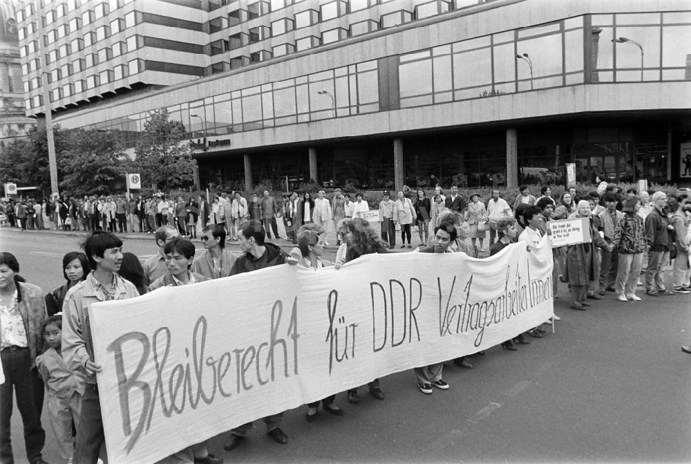 DDR-Bildarchiv: Berlin - Transparent- Losung Bleiberecht für DDR Vertragsarbeiter in Berlin in der DDR