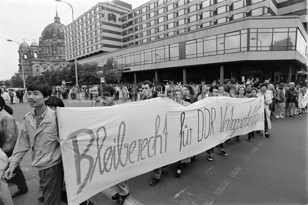 DDR-Fotoarchiv: Berlin - Transparent- Losung Bleiberecht für DDR Vertragsarbeiter in Berlin in der DDR