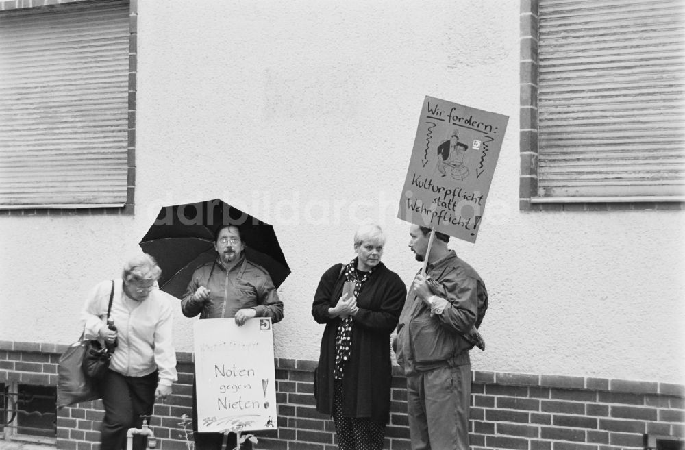 DDR-Fotoarchiv: Berlin - Transparent- Losung gegen den Verkauf des Ernst-Busch-Hauses in Berlin in der DDR