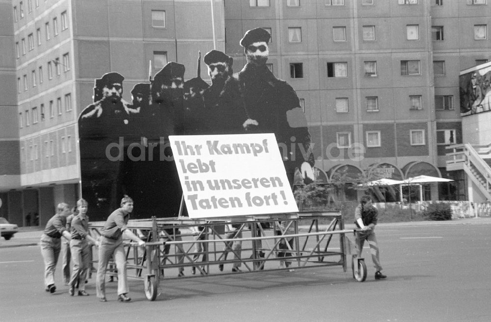 DDR-Fotoarchiv: Berlin - Transparent- Losung Ihr Kampf lebt in unseren Taten fort ! in Berlin in der DDR