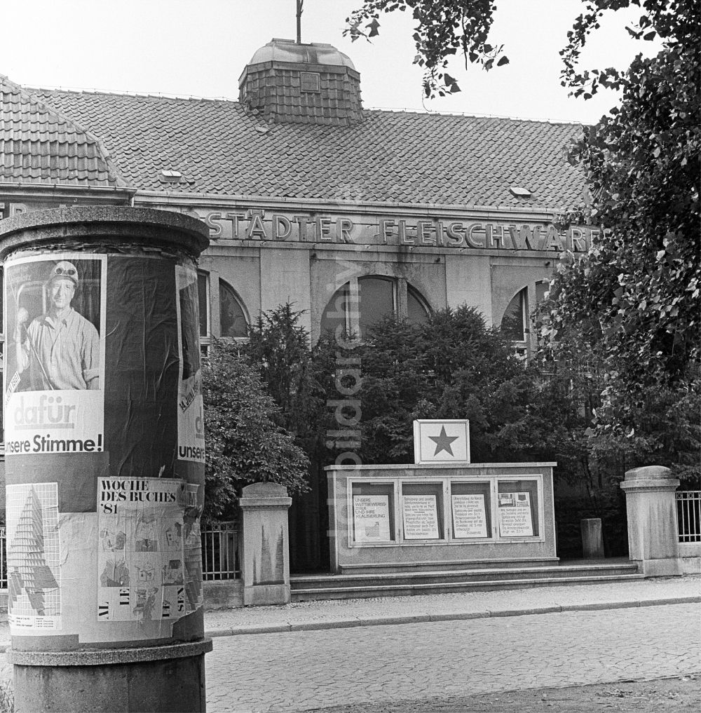 DDR-Bildarchiv: Halberstadt - Transparent- Losung an der Kehrstraße in Halberstadt in Sachsen-Anhalt in der DDR