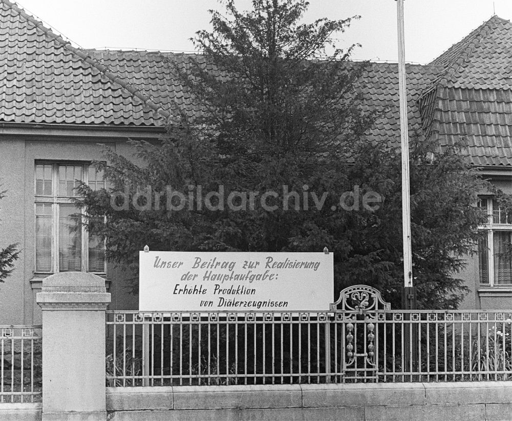 DDR-Fotoarchiv: Halberstadt - Transparent- Losung an der Kehrstraße in Halberstadt in Sachsen-Anhalt in der DDR