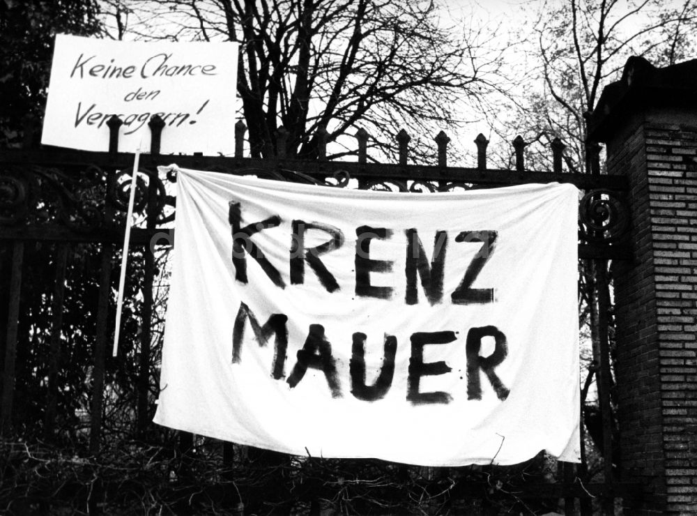 Berlin: Transparent- Losung Krenz = Mauer im Ortsteil Prenzlauer Berg in Berlin, der ehemaligen Hauptstadt der DDR, Deutsche Demokratische Republik