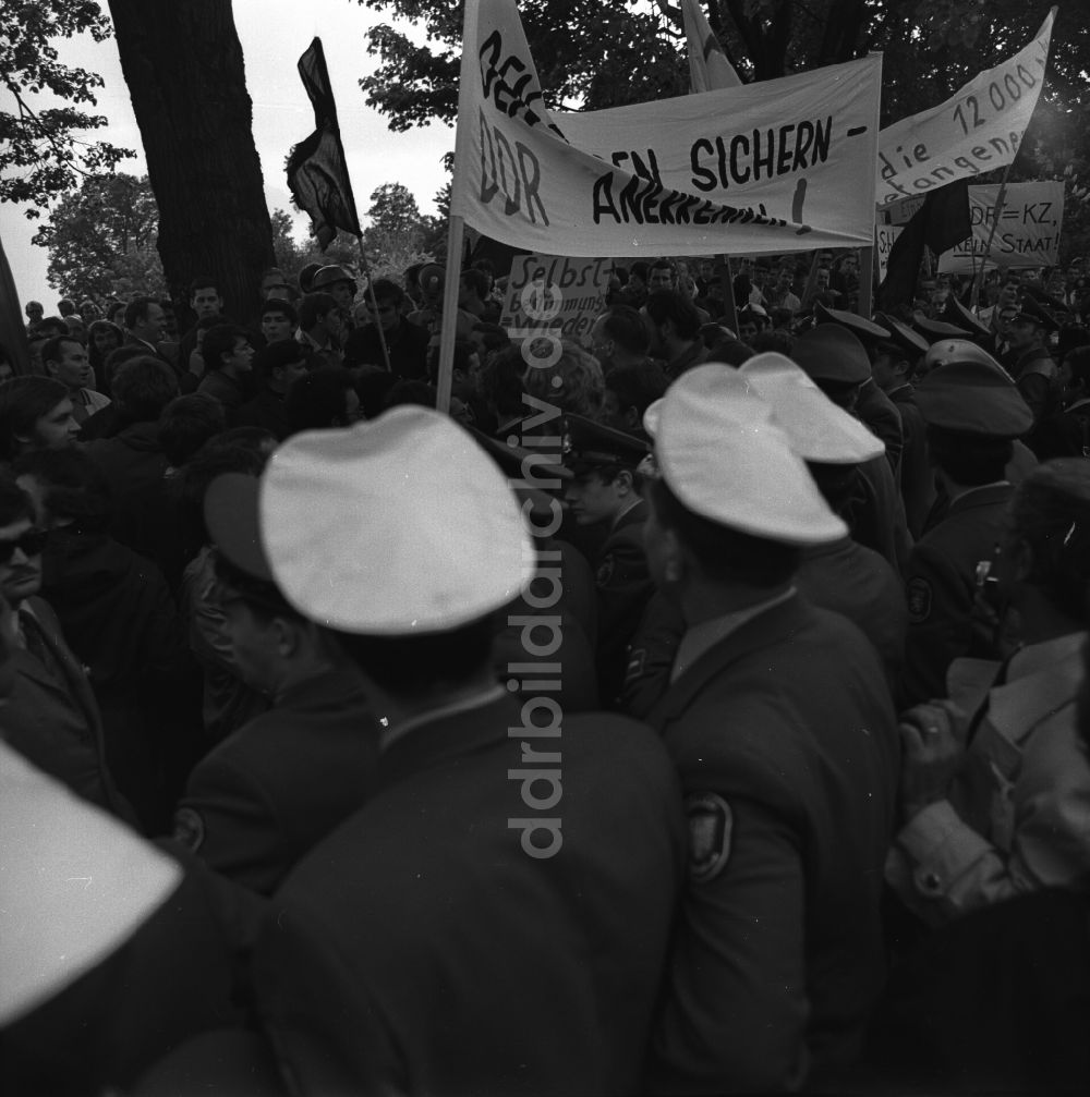 DDR-Fotoarchiv: Kassel - Transparent- Losung und Proteste gegen deutsch - deutsches Gipfeltreffen - Staatsbesuch in Kassel