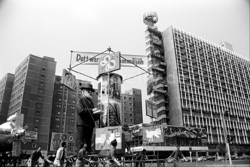 DDR-Fotoarchiv: Berlin - Transparent- Losung zum 1. Mai auf Schiebewagen montiert durch jugendliche FDJ- ler geschoben in Berlin in der DDR