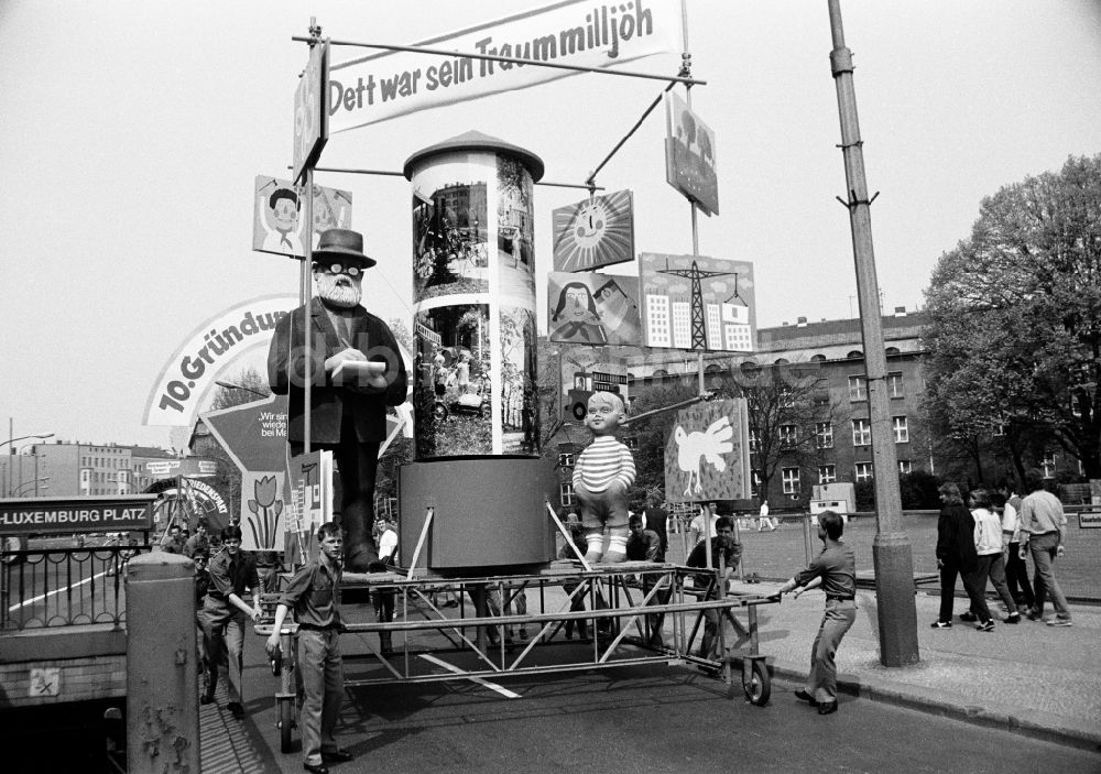 Berlin: Transparent- Losung zum 1. Mai auf Schiebewagen montiert durch jugendliche FDJ- ler geschoben in Berlin in der DDR