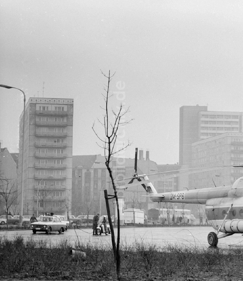 Berlin: Transport-, Lastenhubschrauber Mil Mi-8 in Berlin, der ehemaligen Hauptstadt der DDR, Deutsche Demokratische Republik