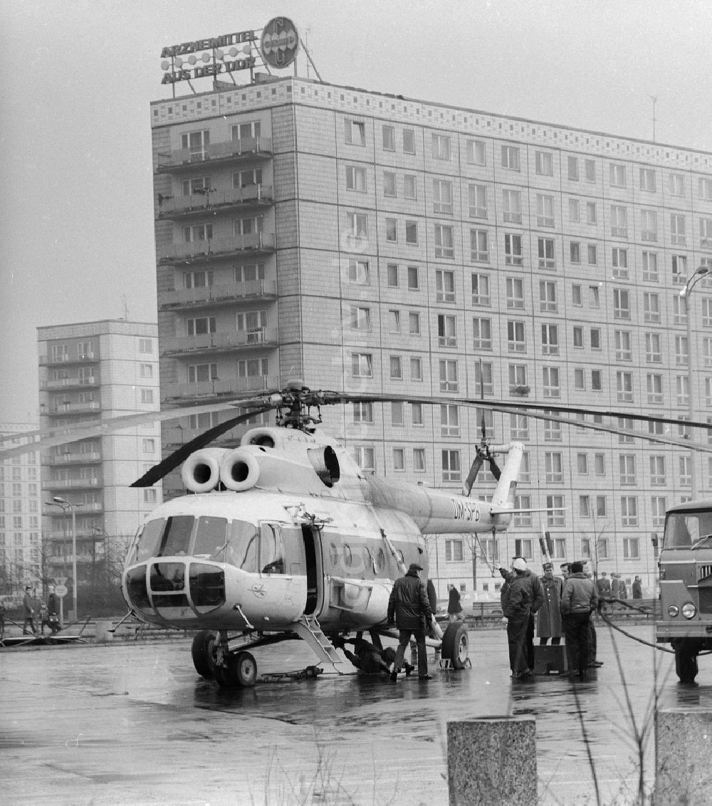 DDR-Bildarchiv: Berlin - Transport-, Lastenhubschrauber Mil Mi-8 in Berlin, der ehemaligen Hauptstadt der DDR, Deutsche Demokratische Republik