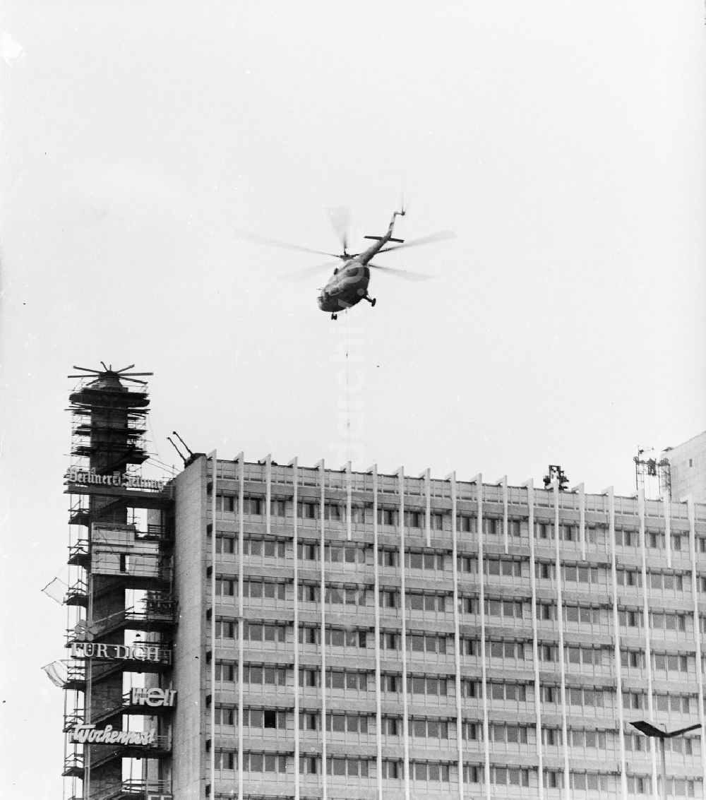 DDR-Fotoarchiv: Berlin - Transport-, Lastenhubschrauber Mil Mi-8 in Berlin, der ehemaligen Hauptstadt der DDR, Deutsche Demokratische Republik
