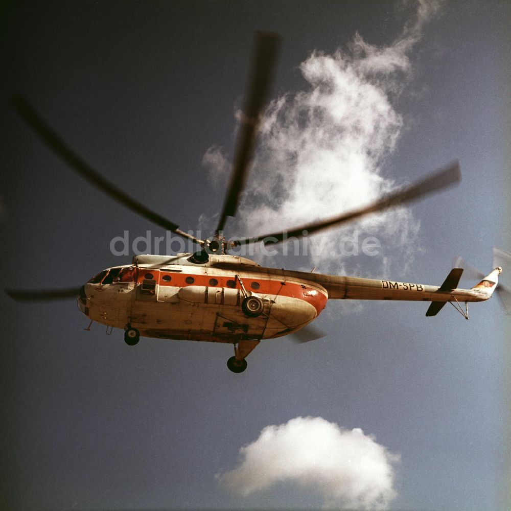 DDR-Fotoarchiv: Schönefeld - Transporthubschrauber Mil Mi-8