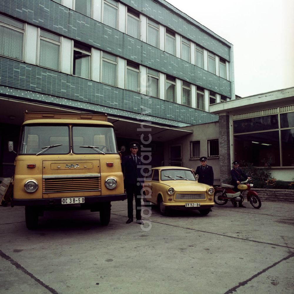 DDR-Bildarchiv: Potsdam - Transportmittel einer Postfiliale in Potsdam