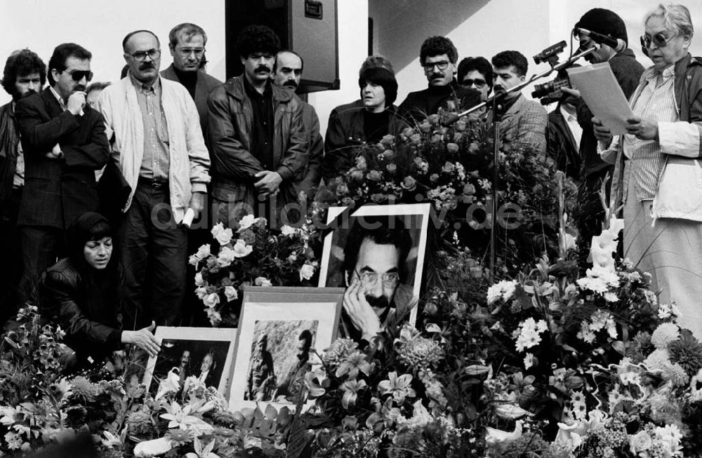 DDR-Fotoarchiv: Berlin-Lichtenberg - Trauerfeier für ermordeten Kurden in Lichtenberg 25.09.92 Foto:ND/ Lange Umschlag 1162