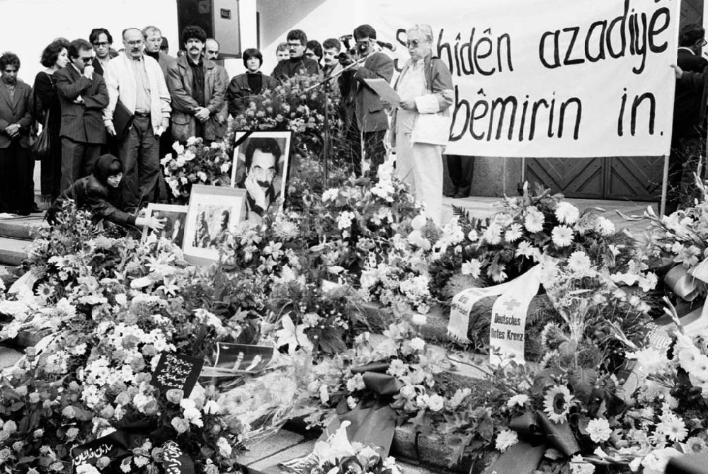 Berlin-Lichtenberg: Trauerfeier für ermordeten Kurden in Lichtenberg 25.09.92 Foto:ND/ Lange Umschlag 1162