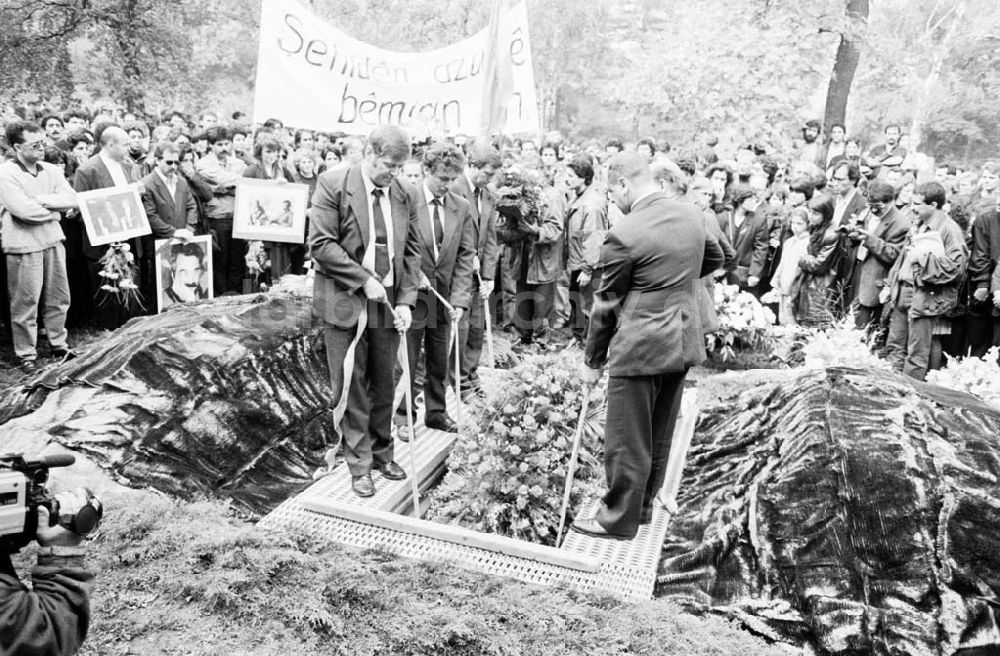 DDR-Bildarchiv: Berlin-Lichtenberg - Trauerfeier für ermordeten Kurden in Lichtenberg 25.09.92 Foto:ND/ Lange Umschlag 1162