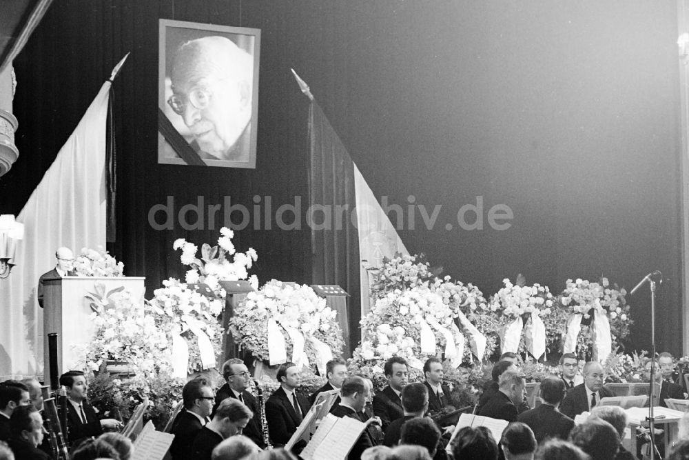 DDR-Bildarchiv: Berlin - Trauerfeier zur Beisetzung von Arnold Zweig im Deutschen Theater in Berlin in der DDR