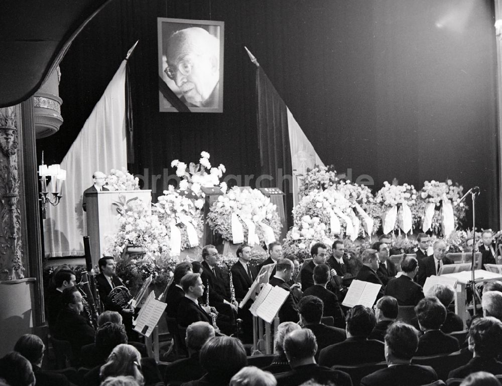 DDR-Fotoarchiv: Berlin - Trauerfeier zur Beisetzung von Arnold Zweig im Deutschen Theater in Berlin in der DDR