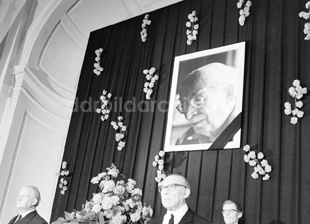 DDR-Bildarchiv: Berlin - Trauerfeier zur Beisetzung von Arnold Zweig im Deutschen Theater in Berlin in der DDR