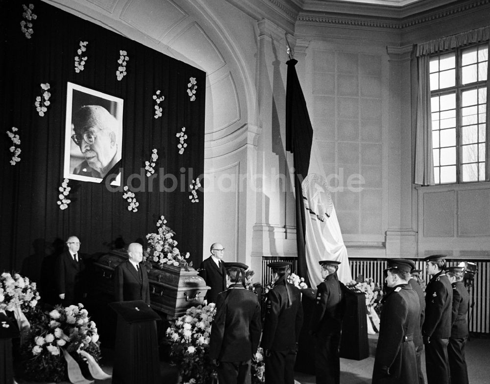 DDR-Fotoarchiv: Berlin - Trauerfeier zur Beisetzung von Arnold Zweig im Deutschen Theater in Berlin in der DDR