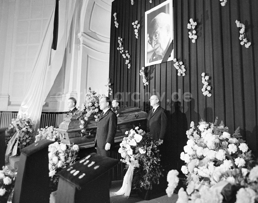 Berlin: Trauerfeier zur Beisetzung von Arnold Zweig im Deutschen Theater in Berlin in der DDR