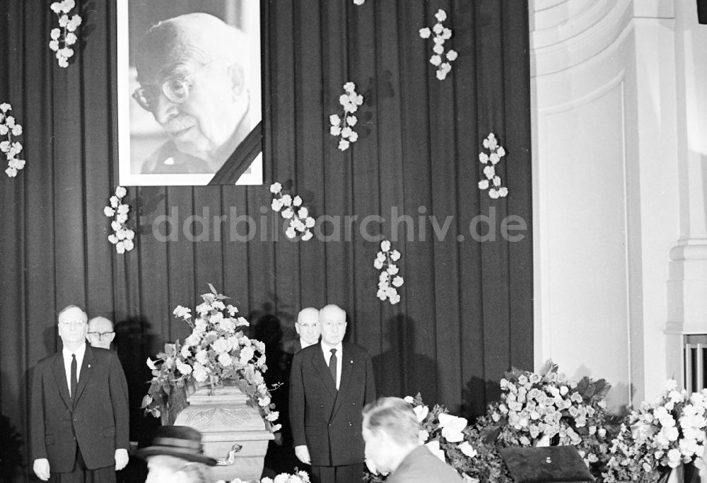 Berlin: Trauerfeier zur Beisetzung von Arnold Zweig im Deutschen Theater in Berlin in der DDR