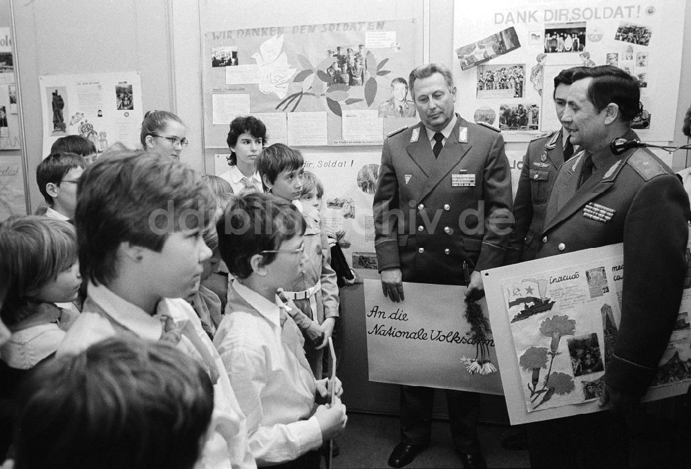 Berlin: Treffen im Haus der Deutsch-Sowjetischen Freundschaft (DSF) in Berlin, der ehemaligen Hauptstadt der DDR, Deutsche Demokratische Republik