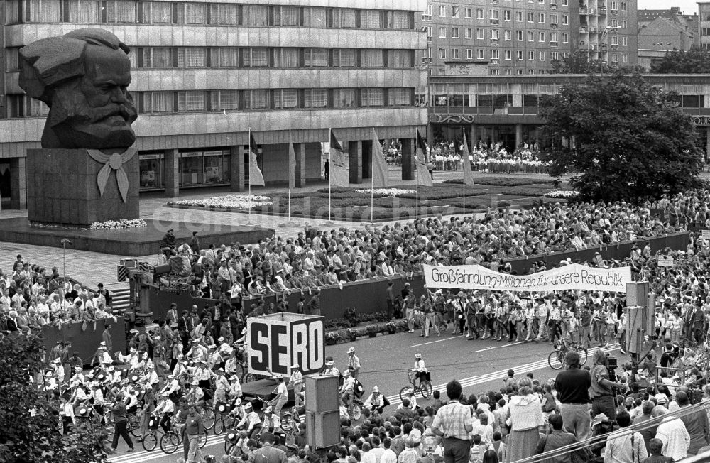 Chemnitz - Karl-Marx-Stadt: Treffen der Pionierorganisation Ernst Thälmann in Chemnitz - Karl-Marx-Stadt in Sachsen in der DDR
