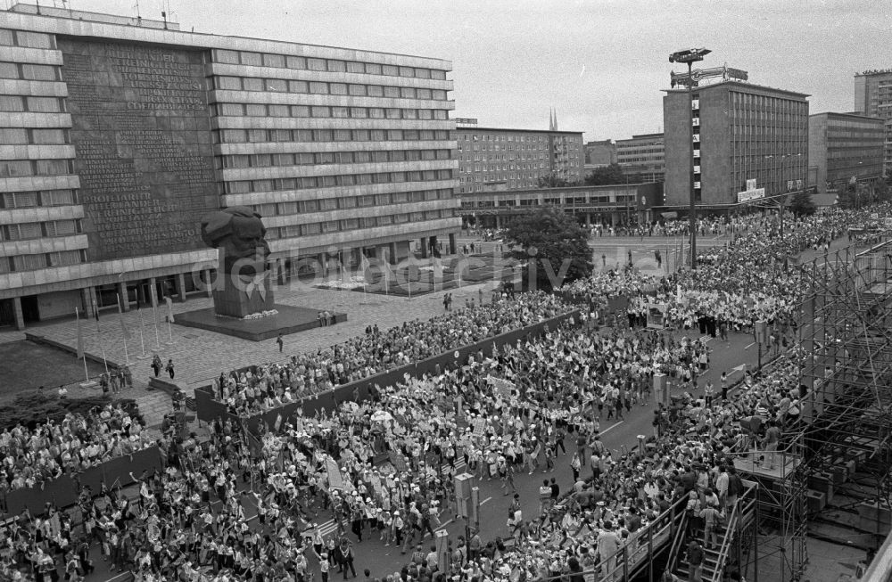 DDR-Bildarchiv: Chemnitz - Karl-Marx-Stadt - Treffen der Pionierorganisation Ernst Thälmann in Chemnitz - Karl-Marx-Stadt in Sachsen in der DDR