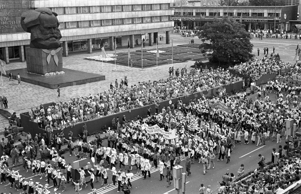 DDR-Bildarchiv: Chemnitz - Karl-Marx-Stadt - Treffen der Pionierorganisation Ernst Thälmann in Chemnitz - Karl-Marx-Stadt in Sachsen in der DDR