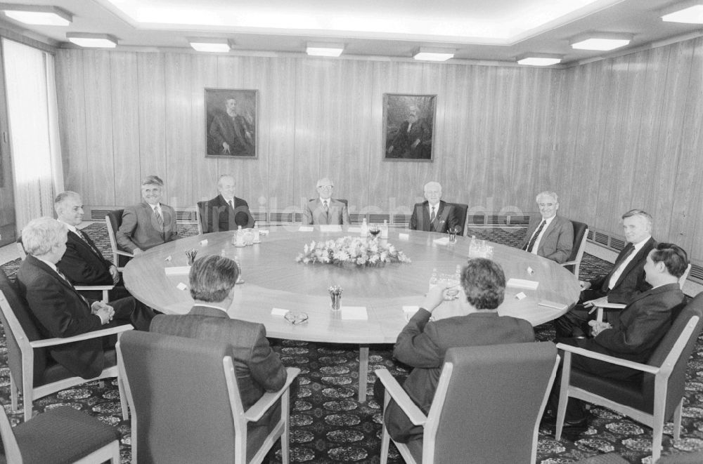 DDR-Bildarchiv: Berlin - Treffen der Wirtschaftssekretäre des Rates für gegenseitige Wirtschaftshilfe (RGW) im Zentralkomitee (ZK) der SED in Berlin, der ehemaligen Hauptstadt der DDR, Deutsche Demokratische Republik