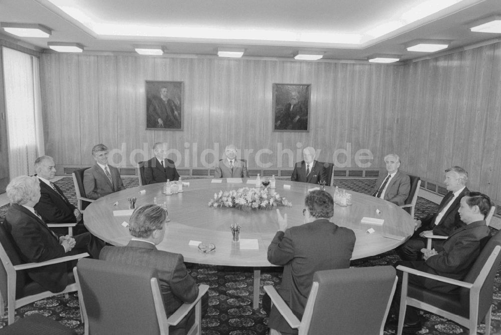 Berlin: Treffen der Wirtschaftssekretäre des Rates für gegenseitige Wirtschaftshilfe (RGW) im Zentralkomitee (ZK) der SED in Berlin, der ehemaligen Hauptstadt der DDR, Deutsche Demokratische Republik