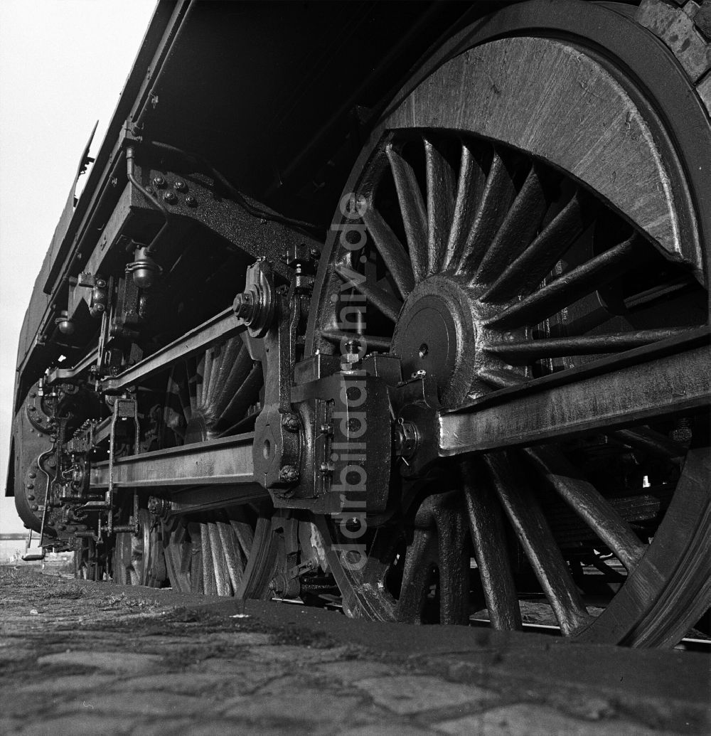 DDR-Fotoarchiv: Halberstadt - Treibrad einer Dampflokomotive der Deutschen Reichsbahn der Baureihe 01 im Bahnhof in Halberstadt in Sachsen-Anhalt in der DDR