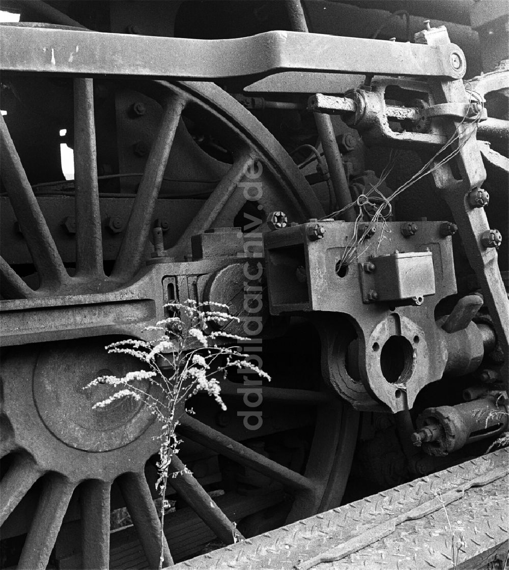 DDR-Bildarchiv: Halberstadt - Treibrad einer Dampflokomotive der Deutschen Reichsbahn der Baureihe 22 Bw in Halberstadt in Sachsen-Anhalt in der DDR