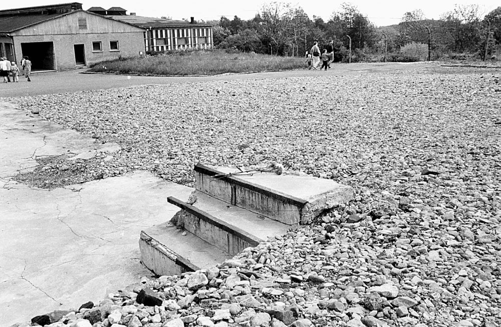 DDR-Bildarchiv: Buchenwald - Treppenreste an der Schotterfläche einer ehemaligen Lagerbaracke an der Gedenkstätte des KZ Buchenwald in Thüringen in der DDR