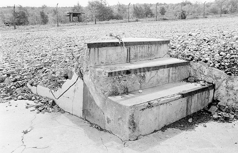 DDR-Fotoarchiv: Buchenwald - Treppenreste an der Schotterfläche einer ehemaligen Lagerbaracke an der Gedenkstätte des KZ Buchenwald in Thüringen in der DDR