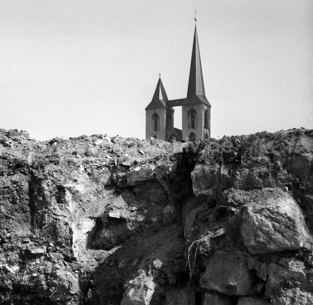 Halberstadt: Trümmersteine in einem Graben an der Harsleber Straße in Halberstadt in Sachsen-Anhalt in der DDR