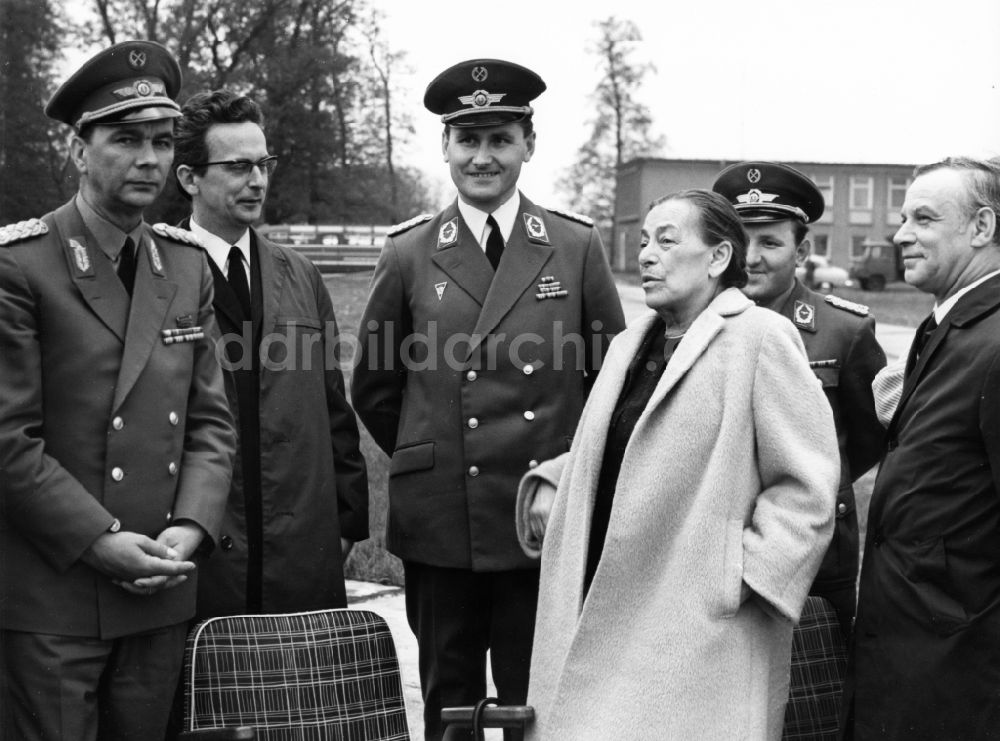 DDR-Fotoarchiv: Bautzen - Truppenbesuch der Schauspielerin Helene Weigel (1900 - 1971) in Bautzen im heutigen Bundesland Sachsen