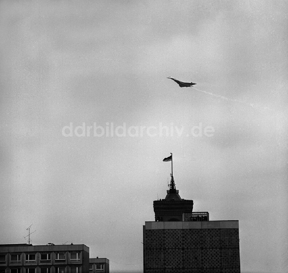 DDR-Bildarchiv: Berlin - Tupolew Tu-144 über dem Roten Rathaus