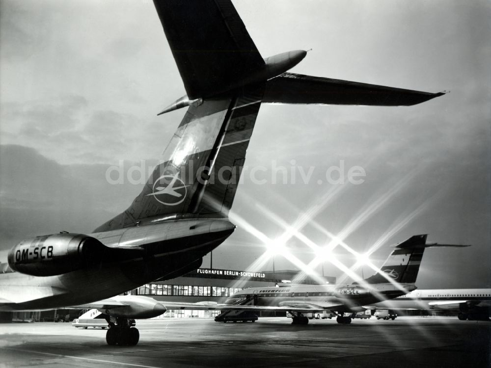 DDR-Bildarchiv: Schönefeld - Tupolew TU-134 Passagierflugzeug in Schönefeld in Brandenburg in der DDR
